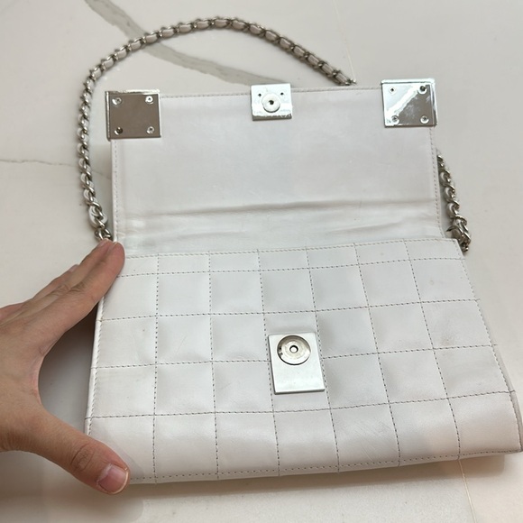 Preloved Chanel White Patent Leather Chocolate Bar Clutch On Chain. - Picture 6 of 17